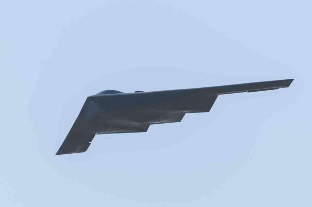 B-2 Spirit lidlaukā, fonā jaunais B-21 Raider