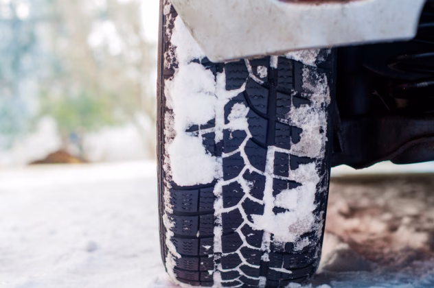 Auto uz ziemas ceļa