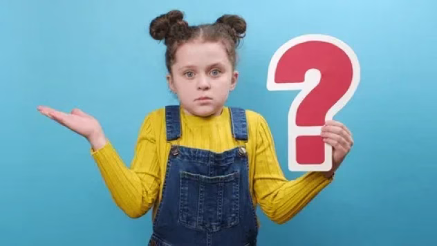 Bērns runā ar vecāku un uzdod jautājumus