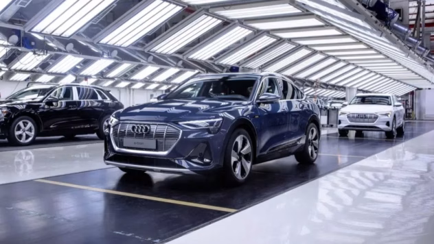 BMW un Toyota automašīnas blakus