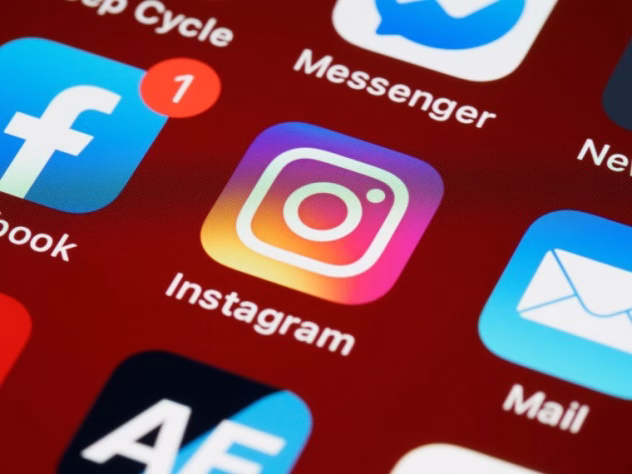Lietotājs tur rokā tālruni ar atvērtu Instagram lietotni