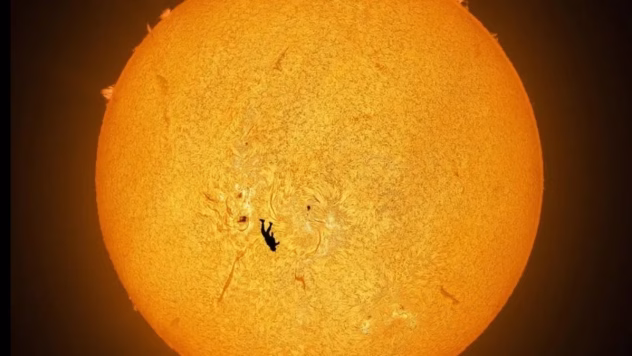 Endrjū Makkārtija foto ar izpletņlēcēju Saules priekšplānā