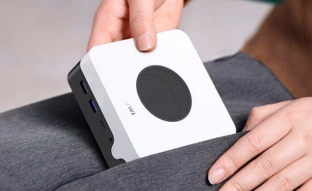 Kompakts mini dators uz darba galda