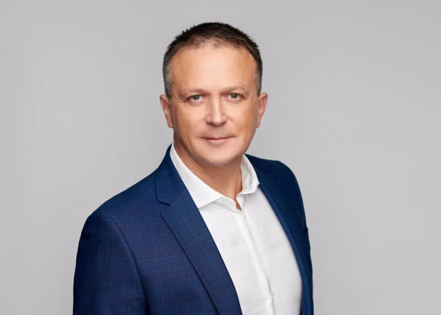 Zemnieks ar modernizētu lauksaimniecības tehniku