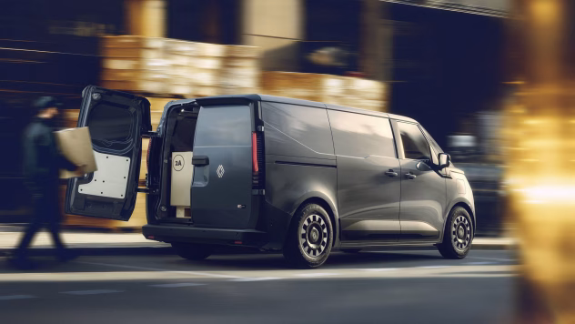 Renault Trafic Van E-Tech electric ātrās uzlādes stacijā