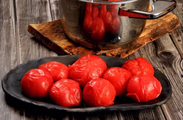 Cepti tomāti šķīvī vai cepamtraukā