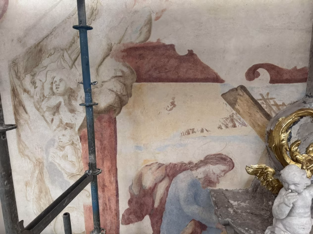 Verķu Kalvariju baznīcas sienās atklātās freskas