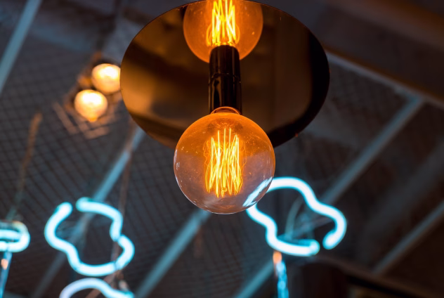 Kristāli, kas izstaro dažādu krāsu gaismu