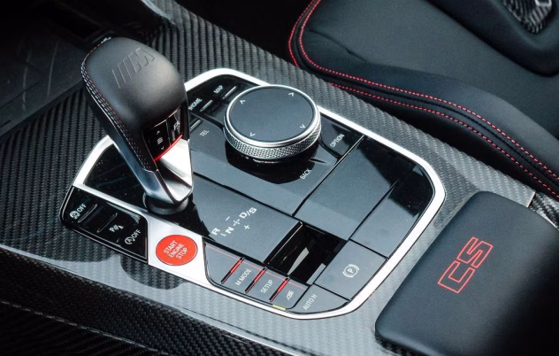 Auto motortelpa un akumulatora sistēma