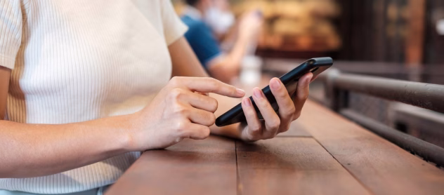 Satstress cilvēks pie datora