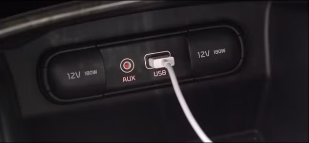 USB kabelis automašīnā