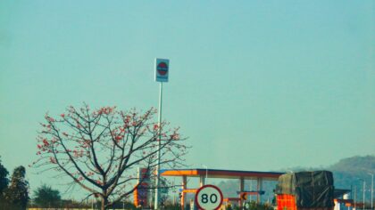 Ātrā uzlāde uz Latvijas ceļiem: kā plānot elektroauto braucienus un izvairīties no nepatīkamiem pārsteigumiem