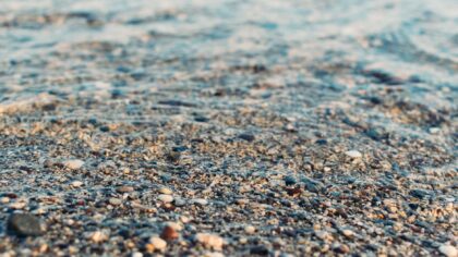 Kas slēpjas Baltijas jūras nogulumos: mikroplastmasa, kas nāk no ikdienas ieradumiem un ko zinām līdz šim