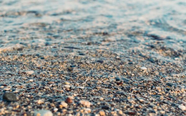 Kas slēpjas Baltijas jūras nogulumos: mikroplastmasa, kas nāk no ikdienas ieradumiem un ko zinām līdz šim
