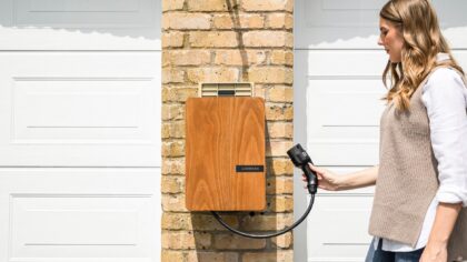 Mājas uzlādes stacija elektroauto Latvijā: ko ņemt vērā pirms iegādes un uzstādīšanas daudzdzīvokļu mājā