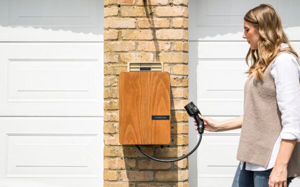 Mājas uzlādes stacija elektroauto Latvijā: ko ņemt vērā pirms iegādes un uzstādīšanas daudzdzīvokļu mājā
