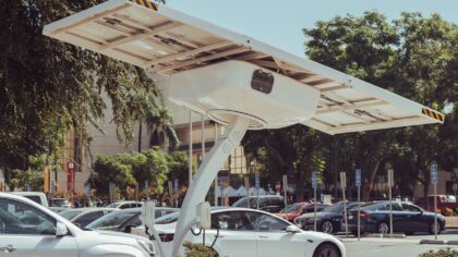 Pāreja no iekšdedzes uz hibrīdauto vai elektroauto: kā gudri izmantot veco auto un samazināt izmaksas