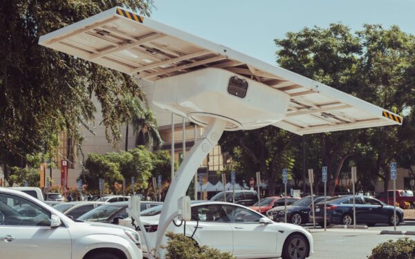 Pāreja no iekšdedzes uz hibrīdauto vai elektroauto: kā gudri izmantot veco auto un samazināt izmaksas