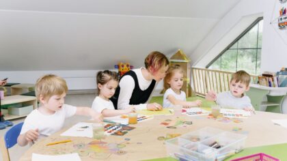 Rindas bērnudārzos vēl nekur nepazūd: kā pašvaldības un vecāki Latvijā meklē risinājumus